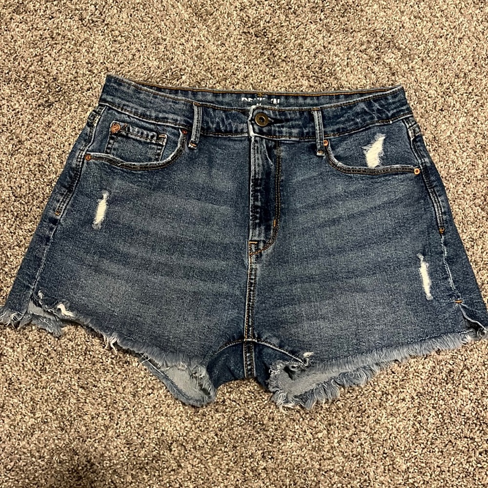 Denizen sz 10 denim shorts. Waist to hem 12”. Pet and smoke free home